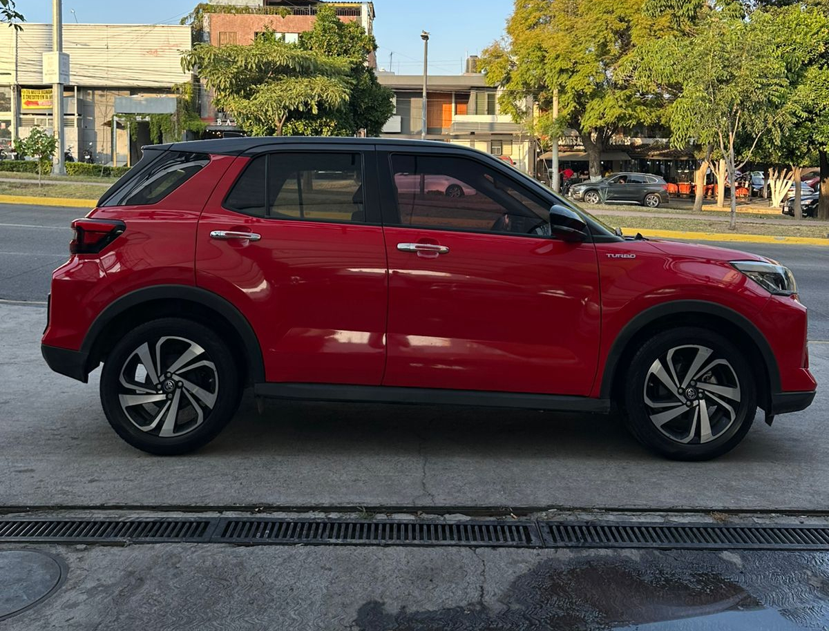 🚘 Toyota Raize  🌟 Versión XLE Bi tono  📋 Modelo 2023  ⚙️ Transmisión automático.  📄 Factura Original  👤 1 Dueño 🔋 Motor 1.0T 3Cil. 🏁 52 mil km. 📺 Pantalla táctil.  📲 AndroidAuto y AppleCarPlay  📸 Camara de reversa.  🆘 Bolsas de aire. ❄️ Aire acondicionado.  🪟 Vidrios eléctricos. 🎫 Placas de Jalisco   💲Financiado $335,000 💲Contado $325,000